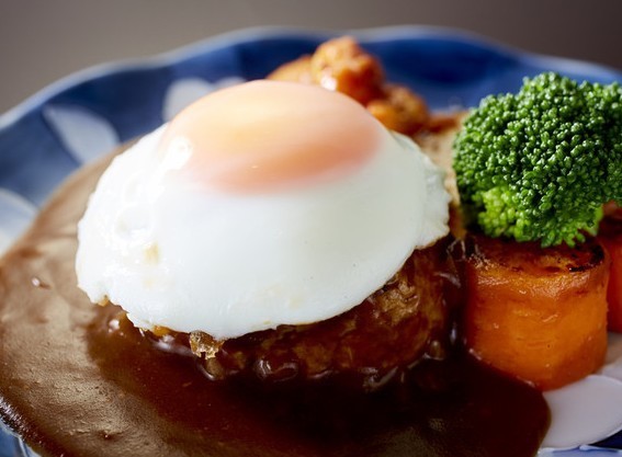 彩り野菜の目玉焼きハンバーグ.jpg